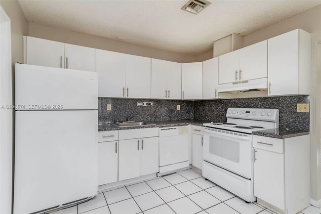 Photo - 6331 Pierce St Unidad 1