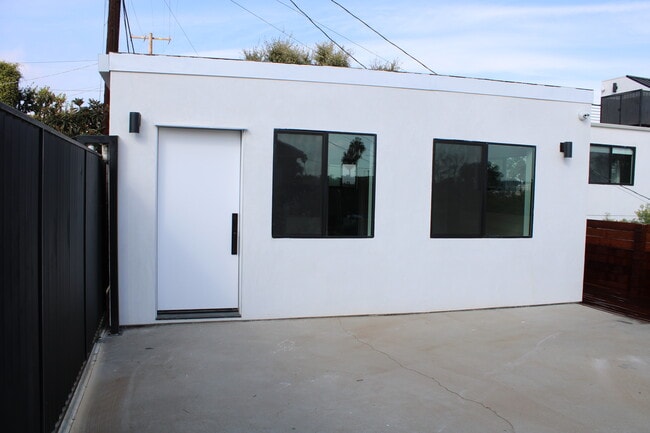 Building Photo - 3529 Greenfield Ave