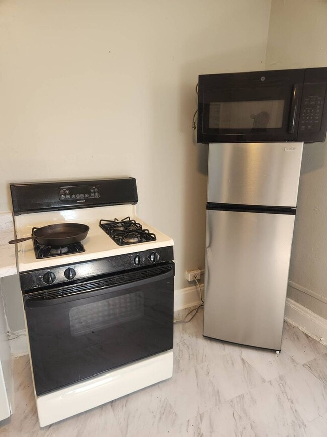 Building Photo - 1096 E 67th St Unit 3 Rental