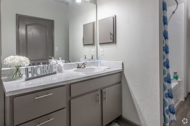 1 BR, 1 BA - 804 SF