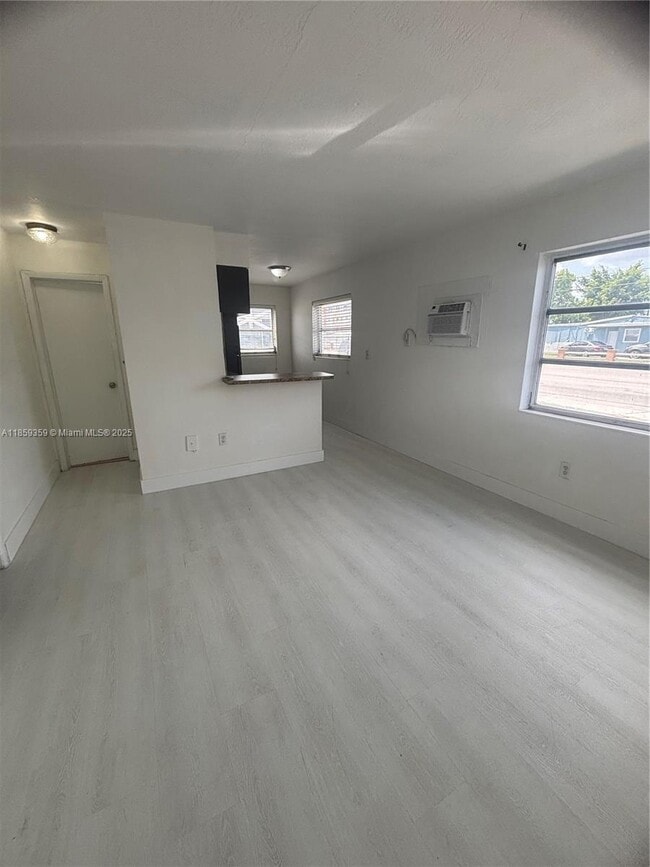Building Photo - 1400 W 29th St Unit 1 Rental