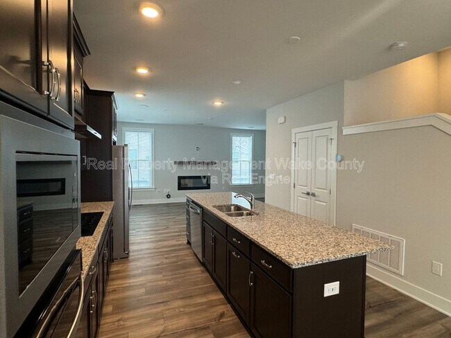 Photo - 11549 Helmond Way