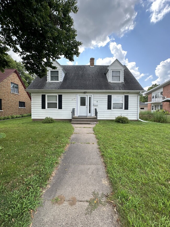 Building Photo - Exciting 3 Bed 1 & 1/2 Bath close to UWEC! Rental