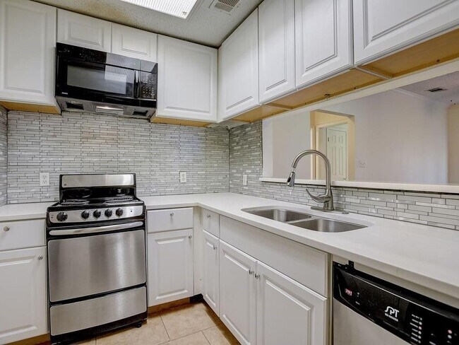 Building Photo - 711 W 21st St Unit 206