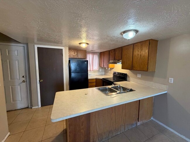 Photo - 460 E Elm St