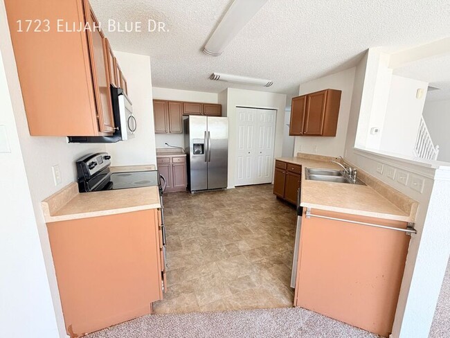 Photo - 1723 Elijah Blue Dr