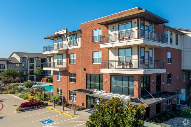 Entrada - Churchill at Champions Circle