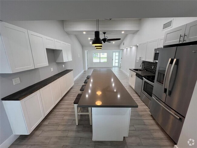 Building Photo - 2418 Taft St Rental
