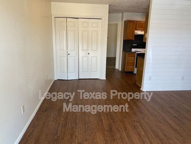 Photo - 1412 Courtney Pl