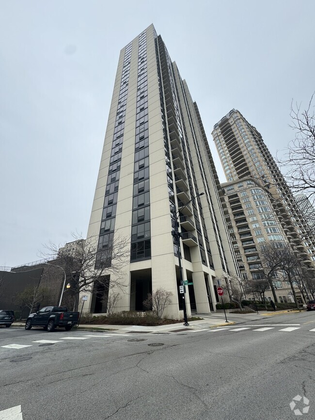 Building Photo - 2500 N Lakeview Ave Unit 1503 Rental