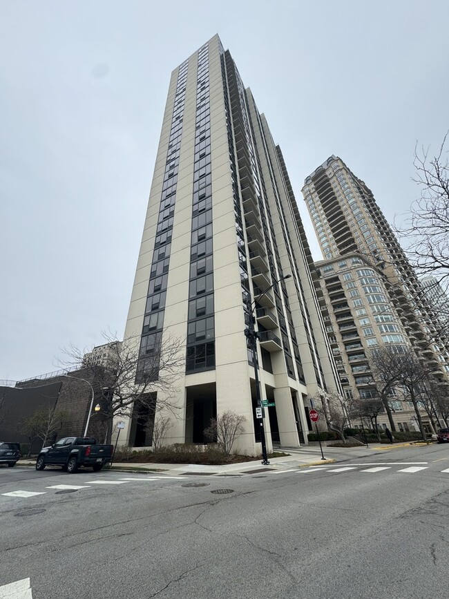 Photo - 2500 N Lakeview Ave Apartment Unit 1503