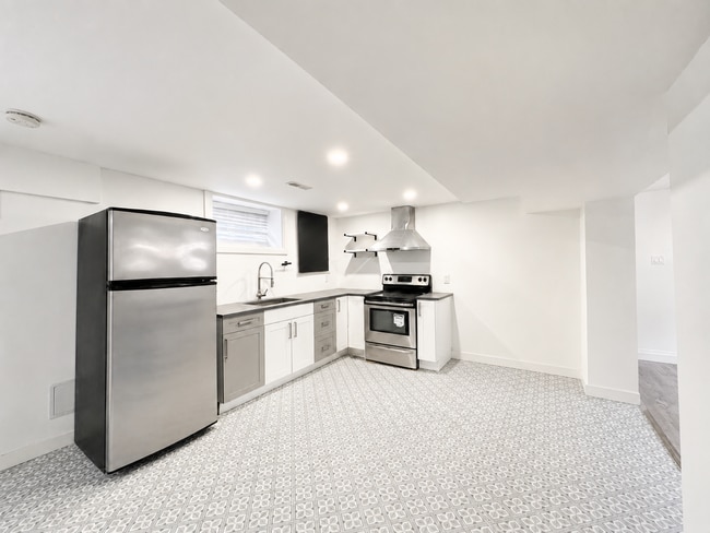 Photo - 908 Fennell Ave E
