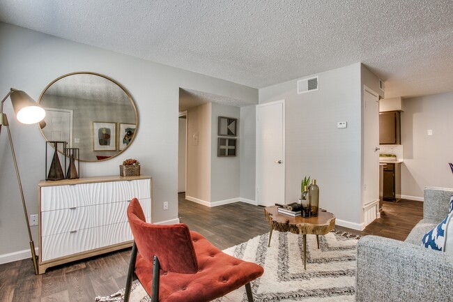 B1 - 2 dormitorios, 1 baño - 930 pies cuadrados - Sala de estar - The Ruston