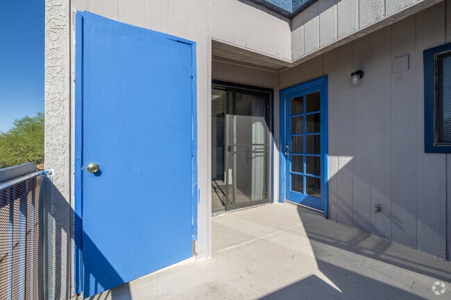 2BR, 2BA - 846SF - Back Patio