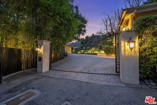 Photo - 1457 Claridge Dr Casa