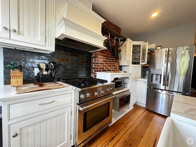 Building Photo - 10 Pompeii St Unit 3 Rental