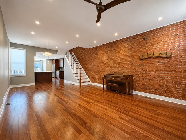 Photo - 2036 Carpenter St