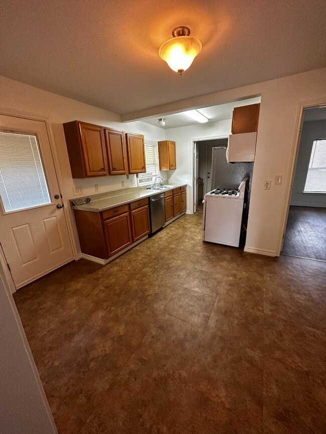 Photo - 2003 Banita St