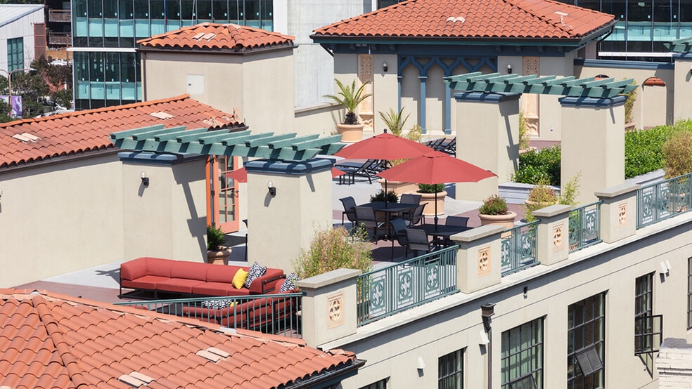 Expansive rooftop at Bachenheimer Apartments with social seating options