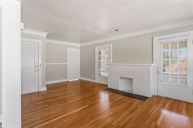 Building Photo - Charming 2-Bedroom Apartment Near UMKC – H...