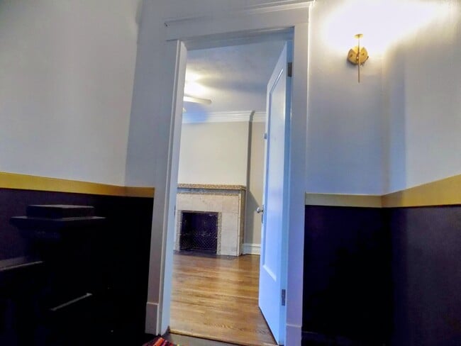 Building Photo - 434 N Pine Ave Unit Parkview on Pine