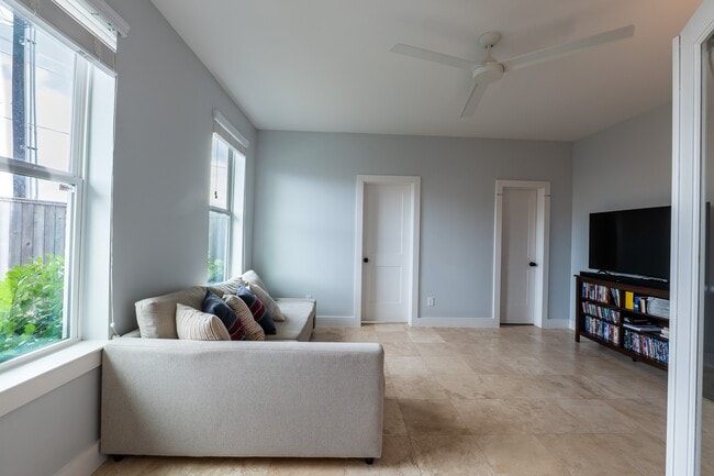 Photo - 1318 Reinerman St