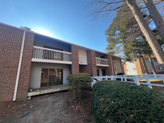 Newly Remodeled 2BD, 1.5BA Raleigh Condo i... - Newly Remodeled 2BD, 1.5BA Raleigh Condo i... Unit B