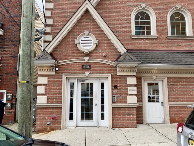 Building Photo - 301 68th St Unit 5