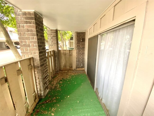 Building Photo - 7575 Katy Fwy Unit 11