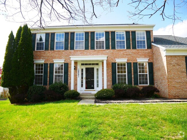 Building Photo - 5 Bedroom 2.5 Bathroom Home- Located in Fi...