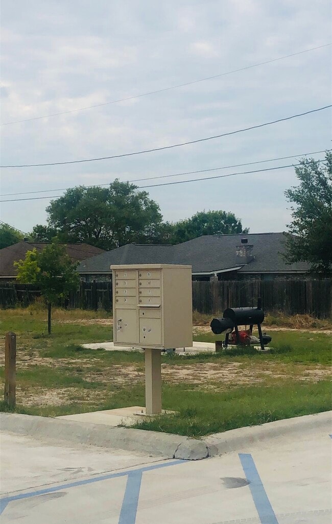 Buzón y patio con parrilla