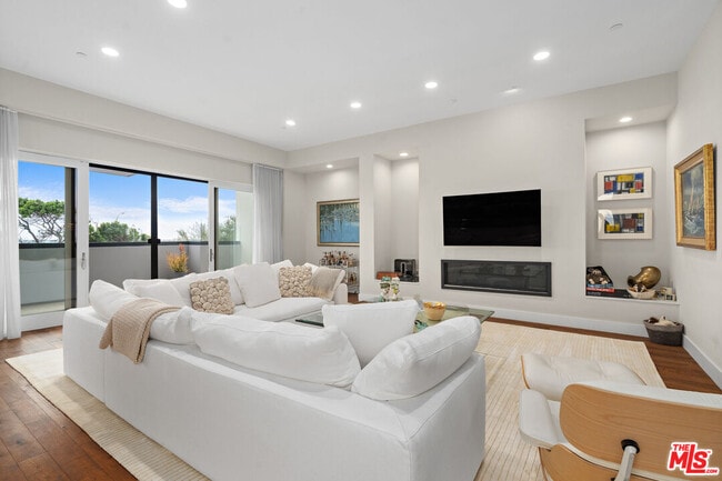 Building Photo - 22065 Pacific Coast Hwy Unit 4