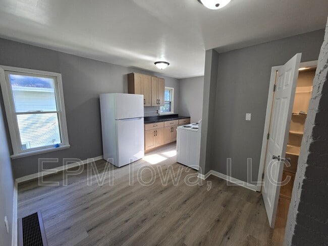 Building Photo - 733 Baltimore St Rental