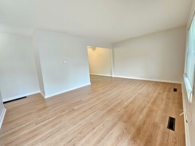 Photo - Newly Updated 3 Bed, 1.5 Bath Duplex Unit with Garage in Lovely Inner SE