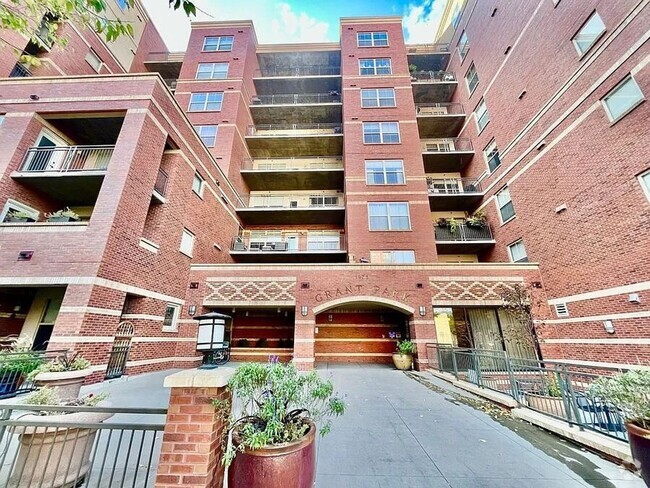 Building Photo - 1 bedroom Condo with 1 bath in Denver Unit 323