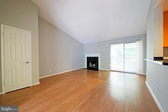 Photo - 1503 Lincoln Way Unidad 304B