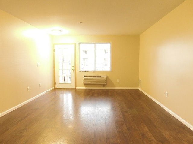 Sala de estar - 136 Bertram Dr Unidad G