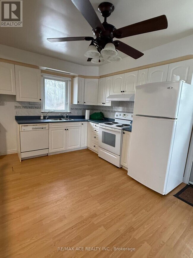 Photo - 436 Lazier Rd