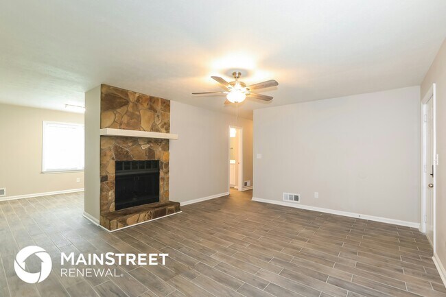 Photo - 2974 Landmark Dr SE