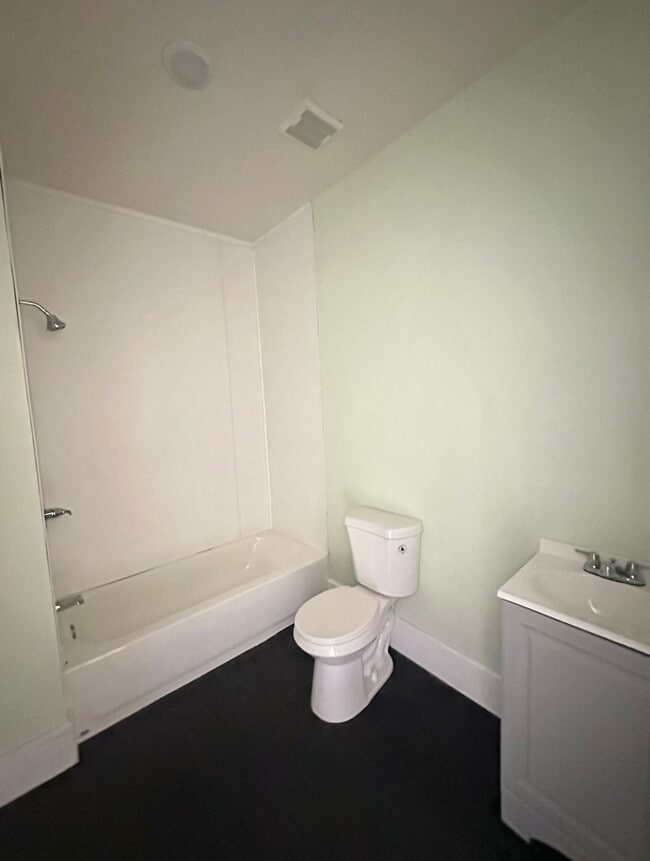 Photo - 1532 Graymont Ave W