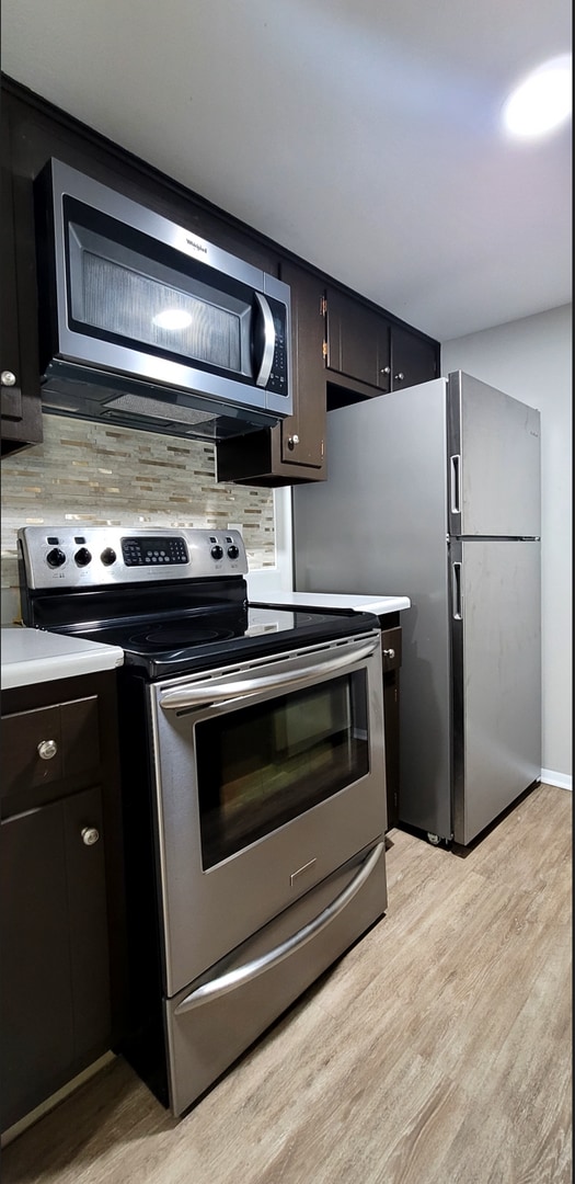 Building Photo - Spacious top floor 2 bedroom 1 bath Apart... Unit 4420 - 442 - L Rental