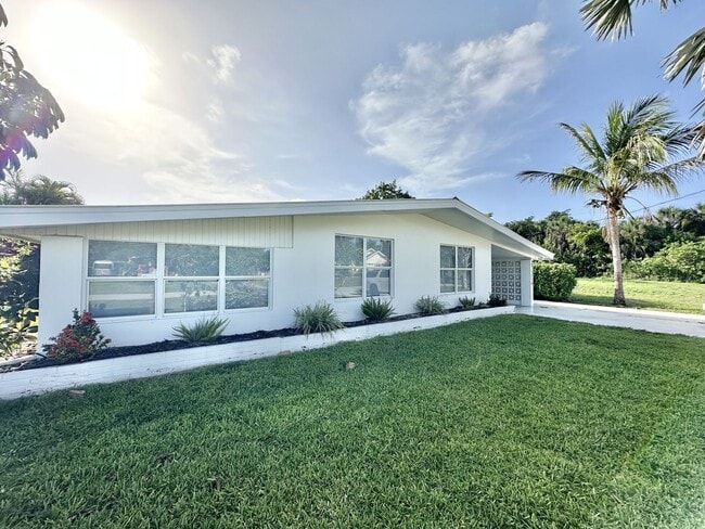 ** BONITA SPRINGS ** 3 BED / 1 BATH - SINGLE FAMILY HOME - NO HOA! - WATERFRONT LOT - ANNUAL RENTAL - ** BONITA SPRINGS ** 3 BED / 1 BATH - SINGLE FAMILY HOME - NO HOA! - WATERFRONT LOT - ANNUAL RENTAL
