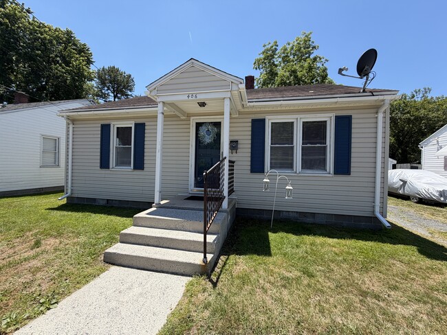 Building Photo - 406 Maple St
