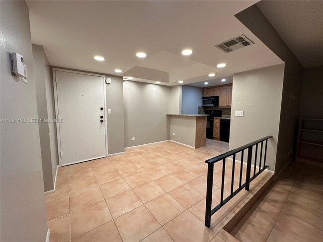 Building Photo - 3650 Inverrary Dr Unit 3Y-G