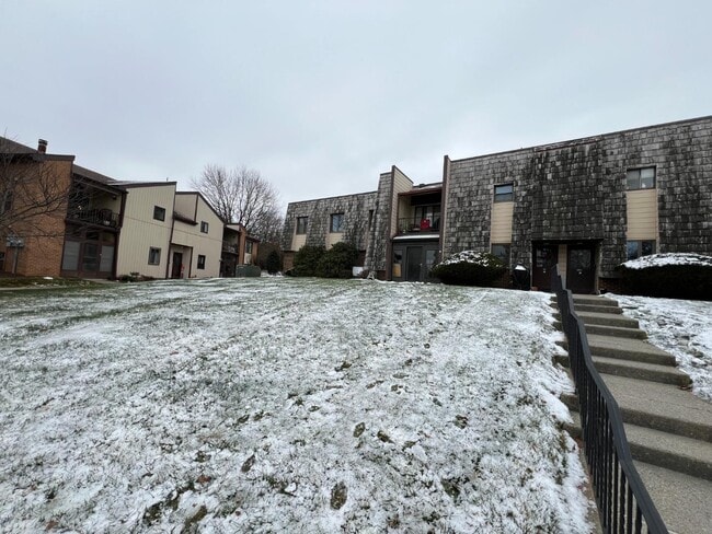 Photo - 977 Village Round