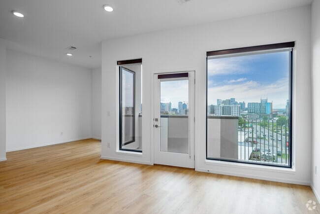 1BR, 1BA - C - 770SF - Living Room