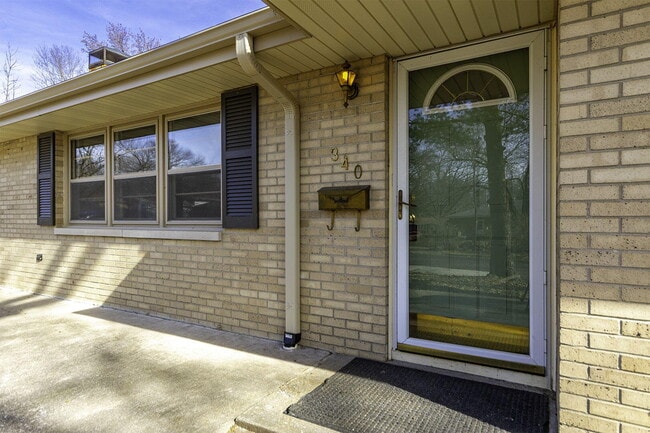 Photo - 340 Crown Point