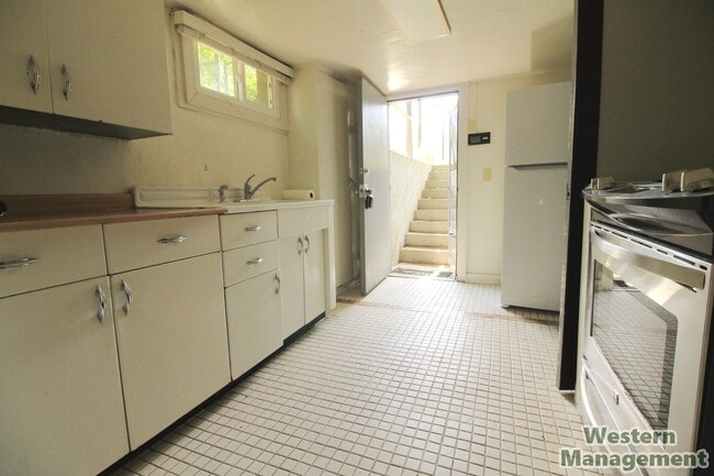 Building Photo - 608 Clark Ave Unit 608.5