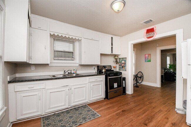 Photo - 5221 Darling St