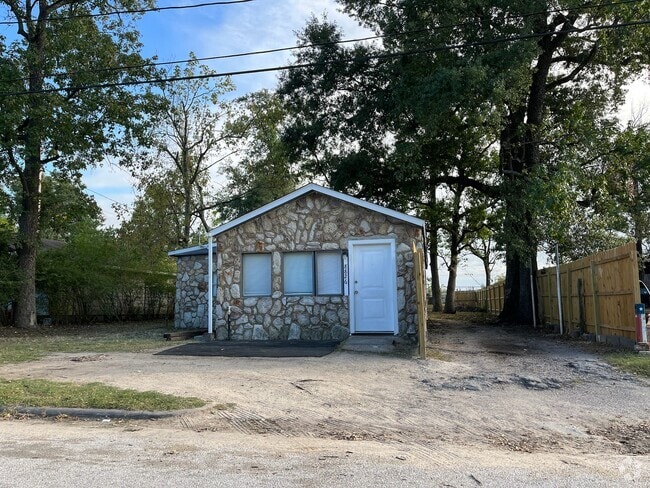 Building Photo - 8826 Crestview Dr Rental